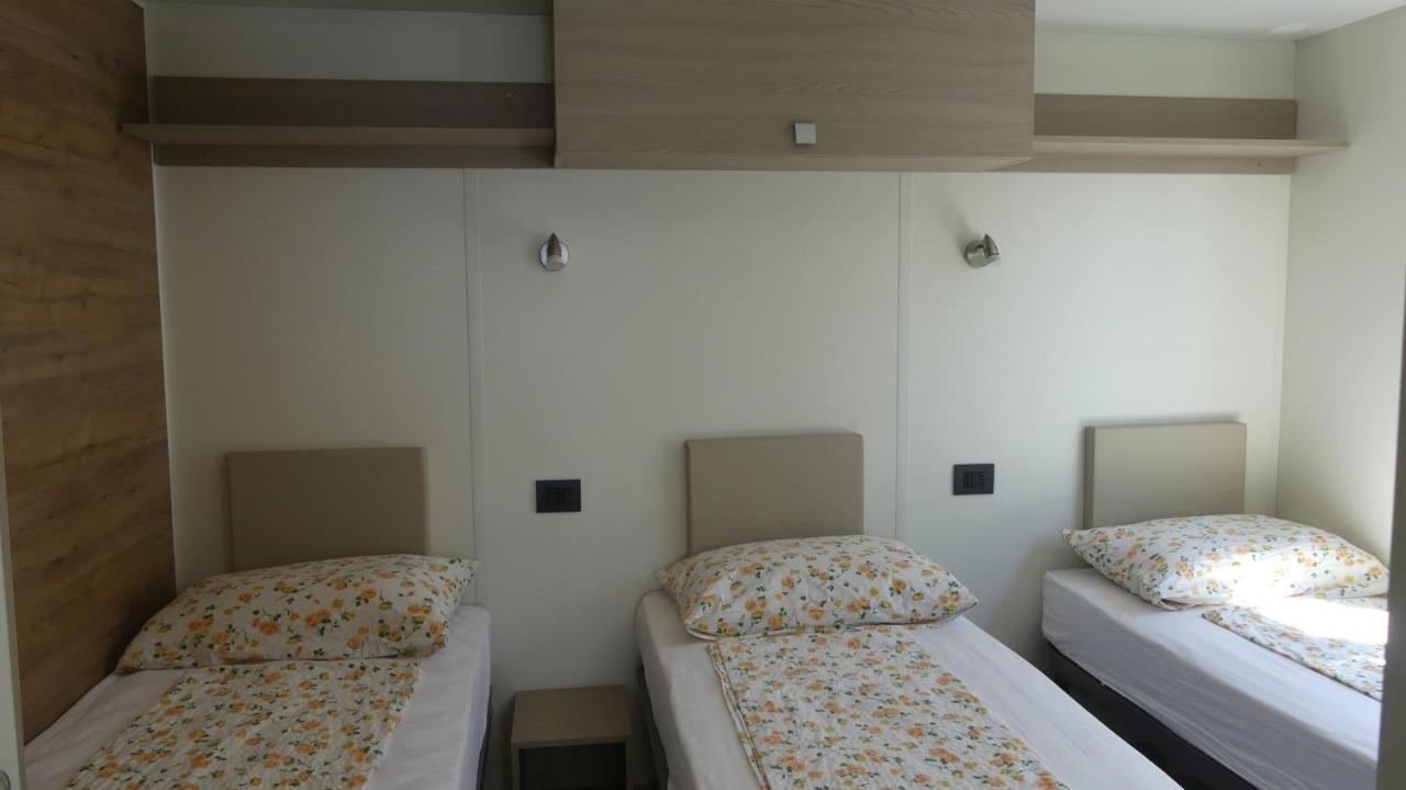 Agricampeggio Relax Maxicaravan Кастеллетто-ді-Бренцоне Екстер'єр фото
