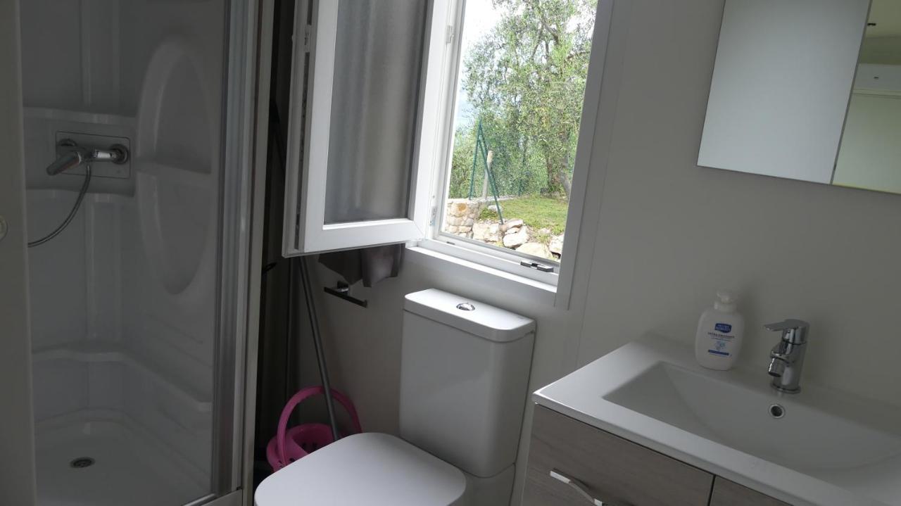 Agricampeggio Relax Maxicaravan Кастеллетто-ді-Бренцоне Екстер'єр фото