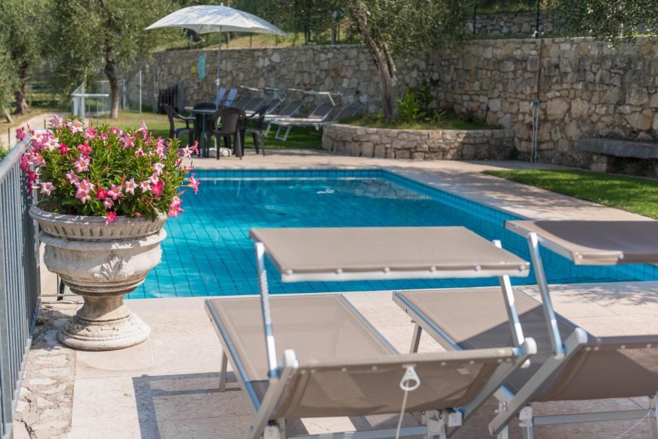 Agricampeggio Relax Maxicaravan Кастеллетто-ді-Бренцоне Екстер'єр фото