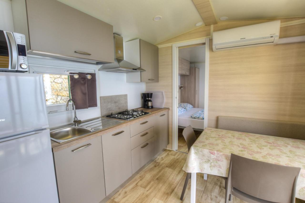 Agricampeggio Relax Maxicaravan Кастеллетто-ді-Бренцоне Екстер'єр фото