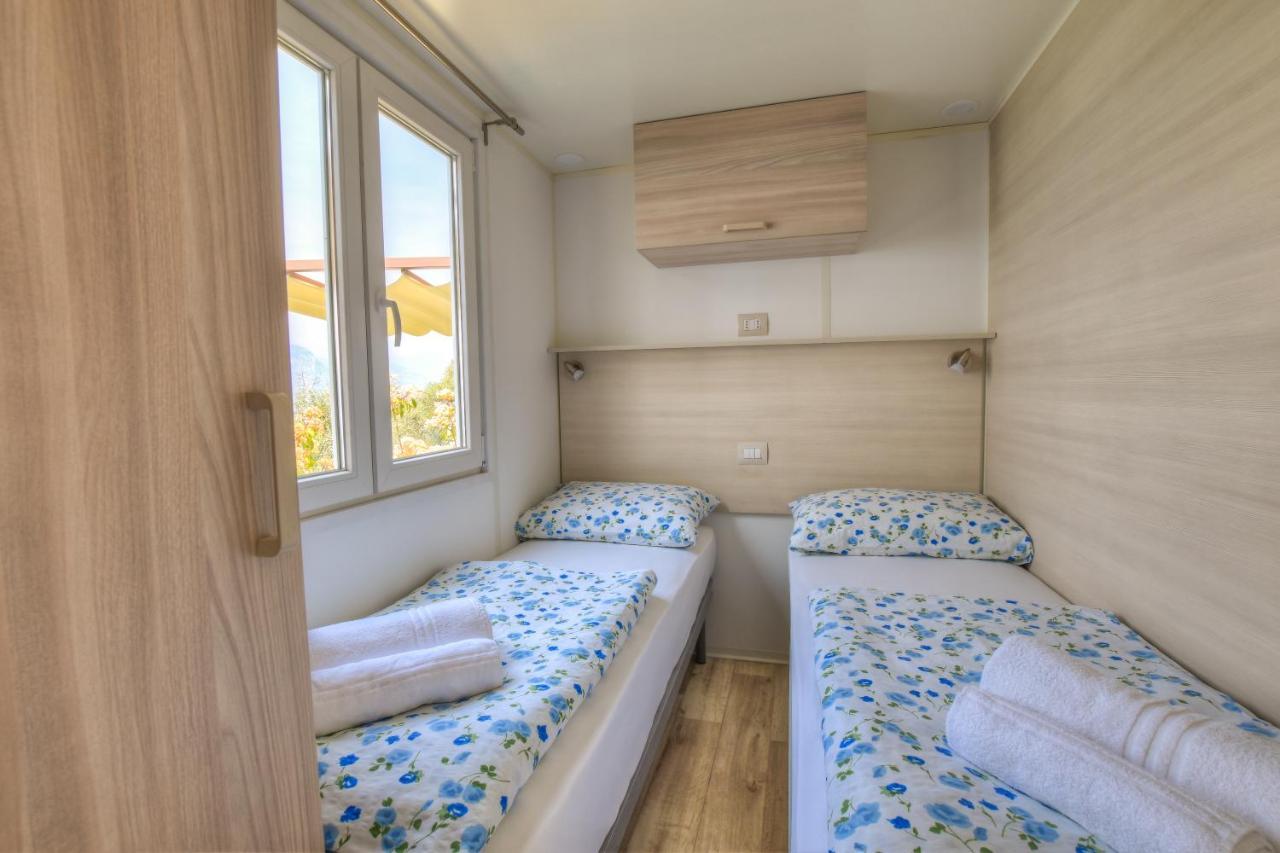 Agricampeggio Relax Maxicaravan Кастеллетто-ді-Бренцоне Екстер'єр фото